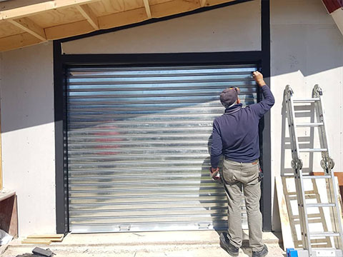 instalacion-cortina-metalica-1 Once Cortinas Metálicas